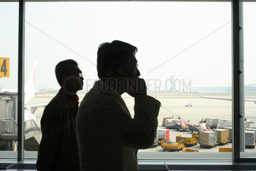 Zwei Personen am Flughafen von Peking