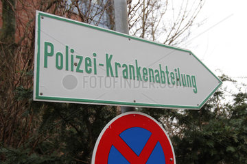 Kiel  Deutschland  Hinweisschild Polizei-Krankenabteilung auf dem Gelaende des LKA Schleswig-Holstein