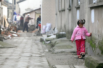 Suzhou  kleines Maedchen allein auf einer Strasse