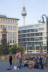Berlin  Deutschland  Strassenmusiker spielen auf der Friedrichsbruecke in Mitte