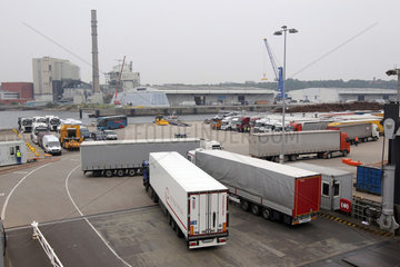 Kiel  Deutschland  LKWs fahren von einer RoPax-Faehre am Kieler Ostuferhafen