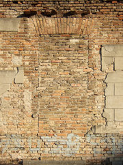 Berlin  Deutschland  Mauerwerk mit einem zugemauerten Eingang