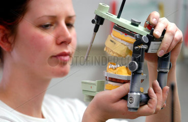 Chemnitz  Deutschland  Mitarbeiterin eines Dentallabors bei Brueckenarbeiten