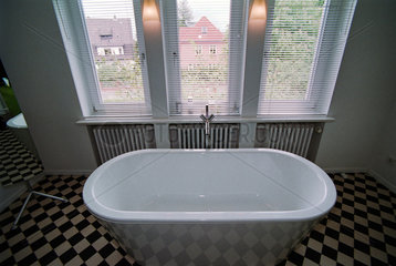 Badewanne in einem luxurioesen Badezimmer