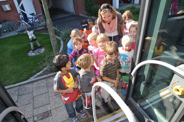 Flensburg  Deutschland  Kinder steigen in einen Bus