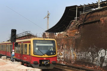 Berlin  Deutschland  einfahrende S-Bahn vor dem alten Bahnsteig F am Ostkreuz