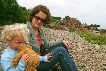 Mutter und Kind im Urlaub  Schweden