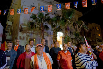 Girne  Tuerkische Republik Nordzypern  Parteianhaenger bei der Wahlkampfveranstaltung der UBP