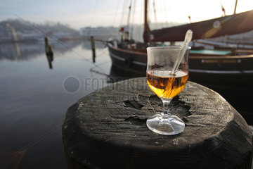 Flensburg  Deutschland  Glas mit Grog vor einem Boot