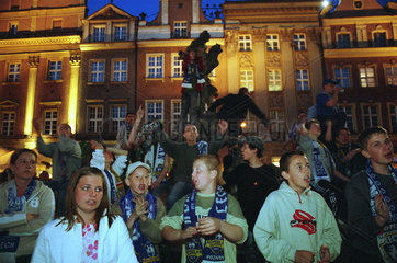 Poznan  Polen: Fussball-Fans feiern in der Altstadt
