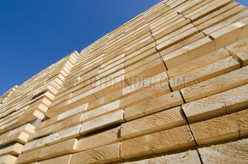 Kremperheide  Deutschland  Bretterstapel bei einer Holzverartbeitenden Firma