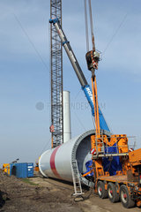 Vioel  Deutschland  mit Hilfe von zwei Kraenen wird eine Windkraftanlage der Firma Nordex (Model Nordex 100) errichtet