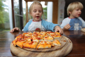 Handewitt  Deutschland  Kinder essen eine kleingeschnittene selbst gemachte Pizza