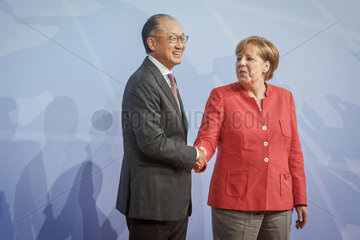 Jim Yong Kim  Praesident der Weltbank und Angela Merkel (CDU)  Bundeskanzlerin