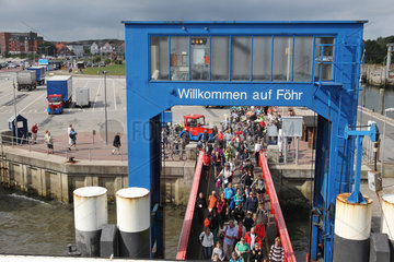 Wyk  Deutschland  Passagiere betreten die Faehre im Hafen