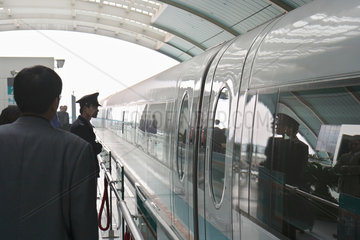 Shanghai  Magnetschwebebahn Transrapid in der Station