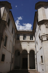 Hof der Santa Maria in Campomarzio Kirche in Rom