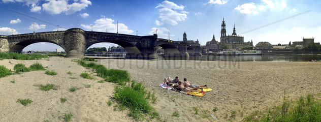 Dresden  Sachsen  das Flussbett der Elbe bei Dresden ist ausgetrocknet