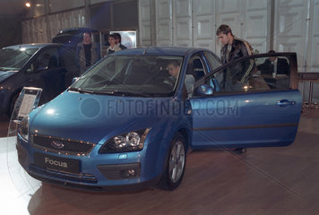 Jeans-blauer Ford Focus Sport in einem Autosalon in Bukarest  Rumaenien