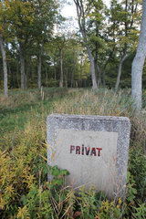 Otterup  Daenemark  Stein mit der Aufschrift -privat- an einem Waldgrundstueck
