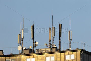 Flensburg  Deutschland  viele Antennen auf dem Dach eines Hochhauses