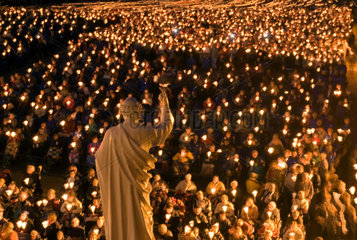 Abendliche Lichterprozession in Lourdes  Frankreich