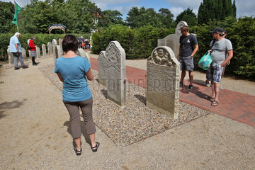 Nebel  Deutschland  Grabsteine auf dem Friedhof der St.-Clemens-Kirche auf Amrum