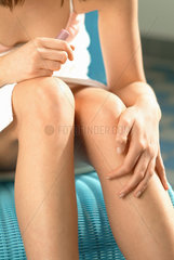 Junge Frau massiert ihr Bein