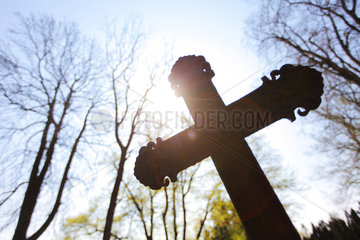 Giekau  Deutschland  ein Kreuz auf dem alten Friedhof der St. Johannes-Kirche in Giekau