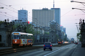 Hauptstrasse mit Strassenbahn in Warschau