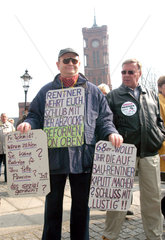 Rentner demonstriert gegen Rentenkuerzung  Berlin