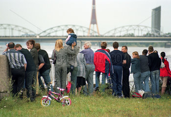 Zuschauer bei einem Bootsrennen in Riga  Lettland
