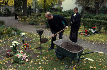 Berlin  Deutschland  Pfarrer und Bestatter am Urnengrab