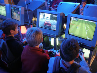Stuttgart  Kinder spielen an einer Playstation