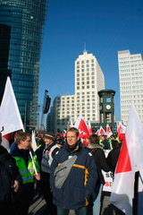 Berlin - Demonstration gegen die Energiepolitik der Bundesregierung am Potsdamer