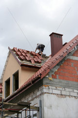 Swinemuende  Polen  ein Dachdecker bei der Arbeit