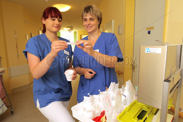 Flensburg  Deutschland  zwei Medizinische Fachangestellte (MFA) in einem Krankenhaus