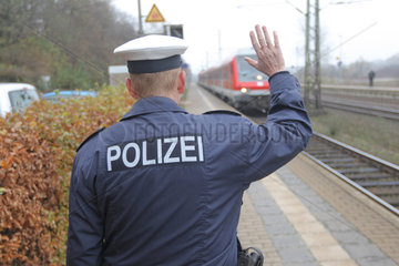 Flensburg  Deutschland  Polizeibeamter gruesst der Lokfuehrer