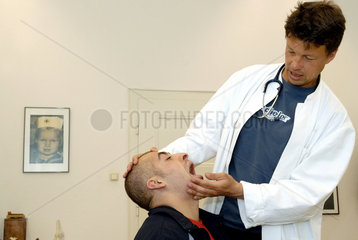 Ein Arzt untersucht einen Patienten