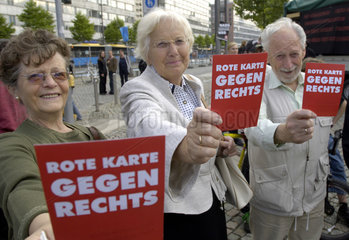 Chemnitz  Deutschland  Senioren mit roter Karte gegen Rechts