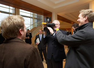 Carstensen als Journalist mit TV-Kamera