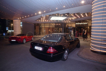 Mercedes der S-Klasse und Ferrari F430 vor dem Hotel InterContinental  Bukarest