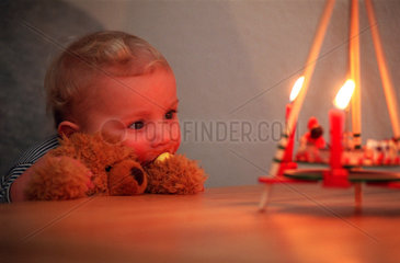 Kleinkind mit brennenden Kerzen