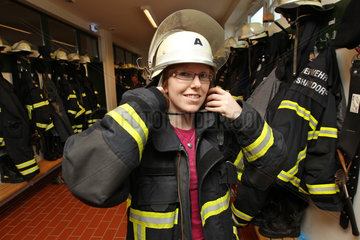 Grosshansdorf  Deutschland  Carmen Eckmann in der Umkleide der Freiwillige Feuerwehr Grosshansdorf