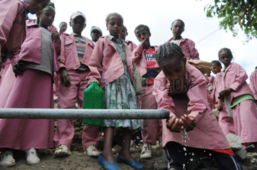 Zala Zembaba  Aethiopien  Kinder trinken an einem Brunnen