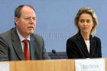Berlin  Peer Steinbrueck (SPD) und Dr. Ursula von der Leyen (CDU)