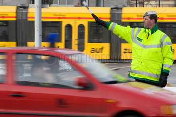 Dresden  Deutschland  ein Verkehrspolizist regelt den Verkehr