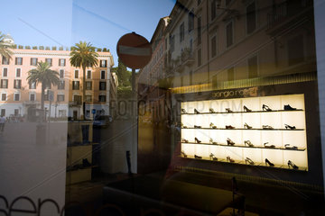 Rom  Italien  Haeuser spiegeln sich im Schaufenster der Sergio Rossi Schuhboutique