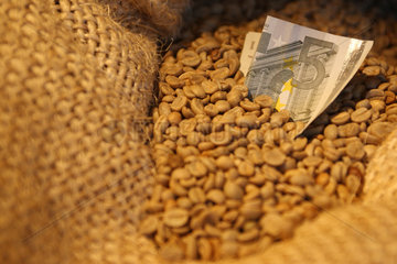 Hamburg  Deutschland  Kaffeebohnen in einem Jutesack mit einem 5-Euroschein