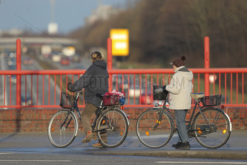 Kiel  Deutschland  Radfahrer warten an einer roten Ampel